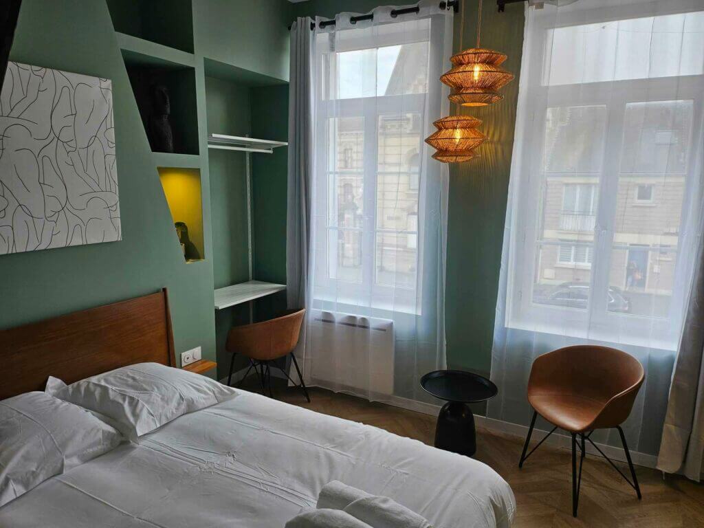 La Maison des Petits Sablon, chambre Régis, vue lit double en 140 et espace télétravail, Amiens