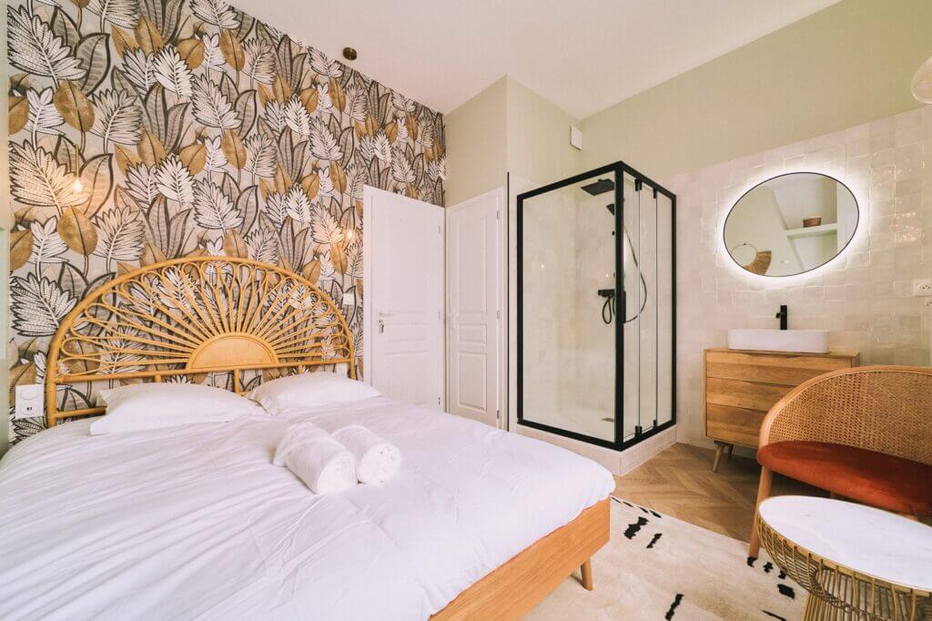 Chambre Léonard, La Maison des Petits Sablon, vue lit queen en 160 et douche, Amiens