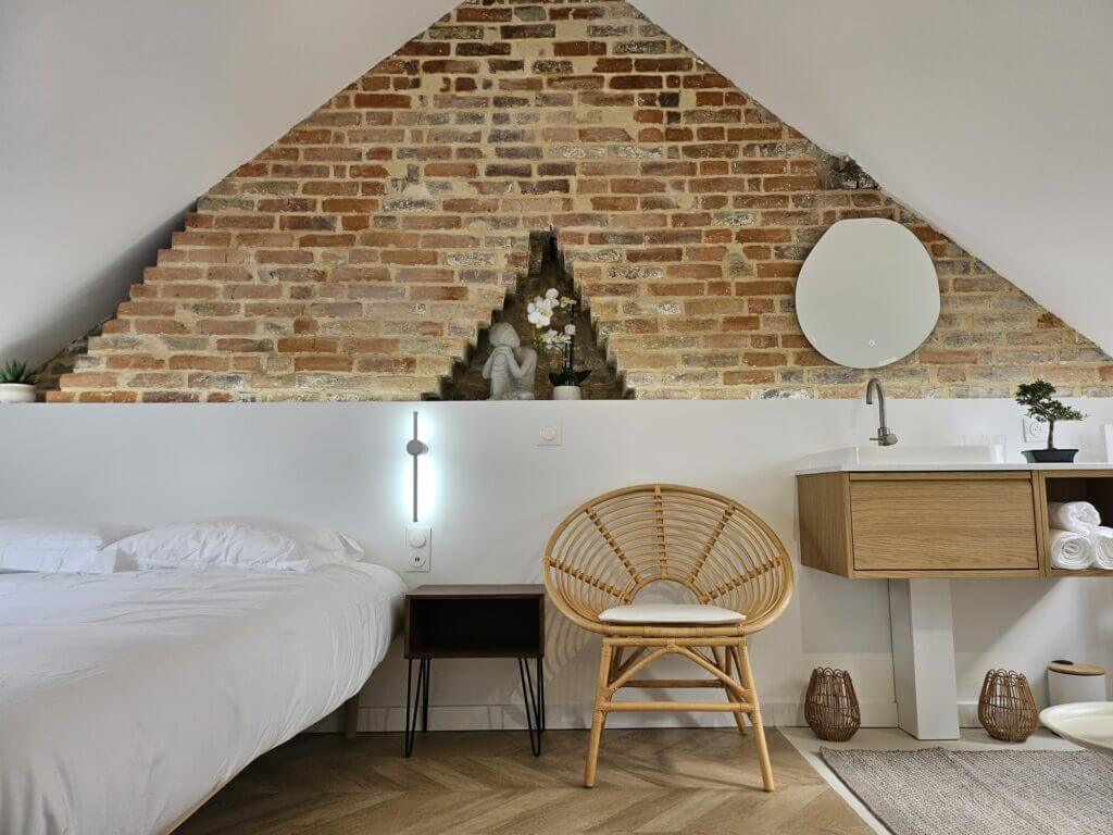 Duplex Emmanuelle, vue meuble vasque et lit queen 160, La Maison des Petits Sablon, Amiens