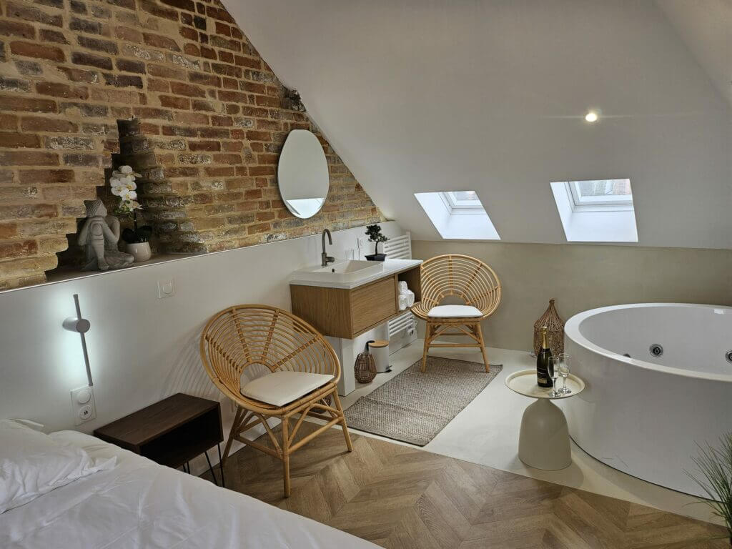 Duplex Emmanuelle, vue meuble vasque et baignoire jacuzzi, La Maison des Petits Sablon, Amiens