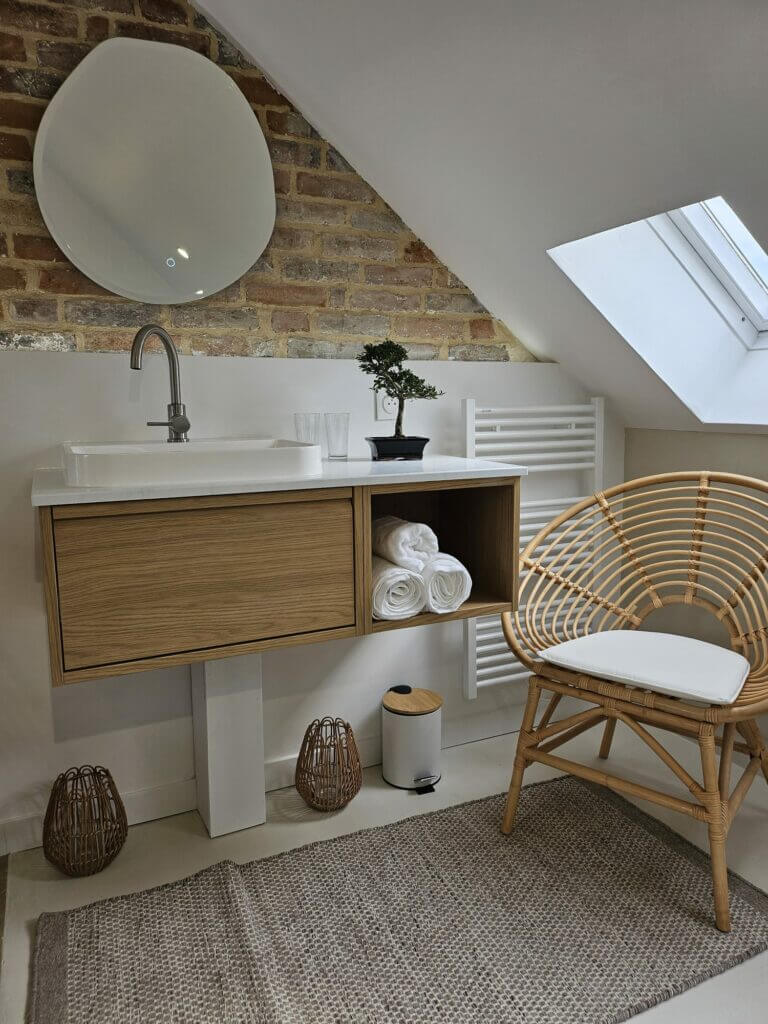 Duplex Emmanuelle, vue meuble vasque, La Maison des Petits Sablon, Amiens