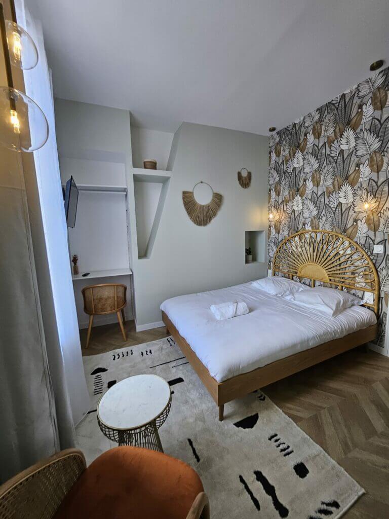 Chambre Léonard, vue lit queen 160, La Maison des Petits Sablon, Amiens