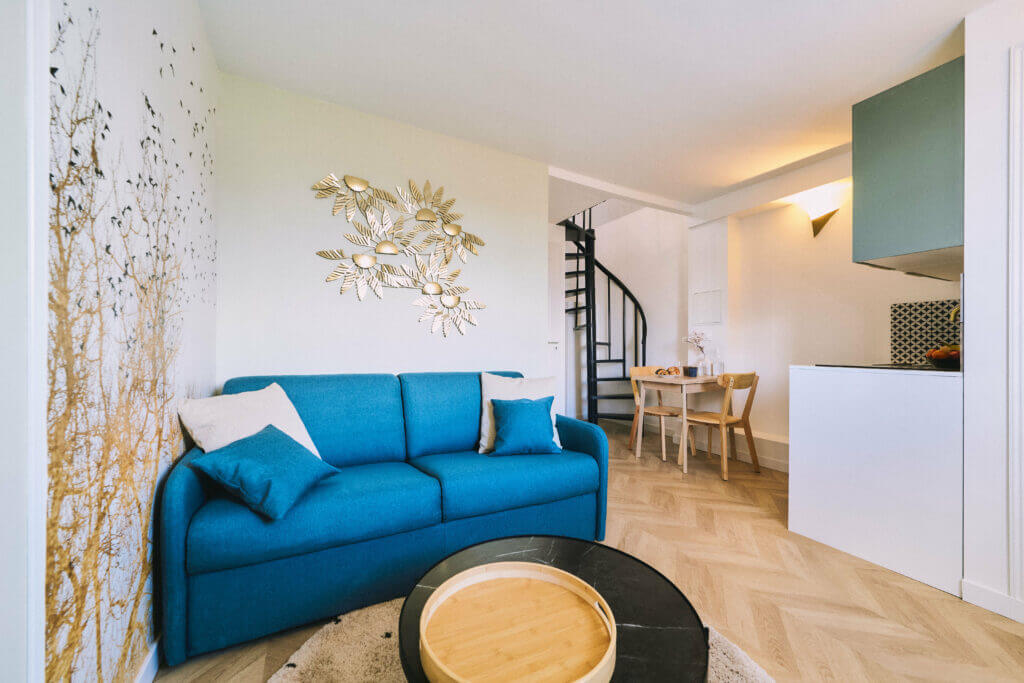 Duplex Emmanuelle, rez de chaussée, vue salon et kitchenette, La Maison des Petits Sablon, Amiens